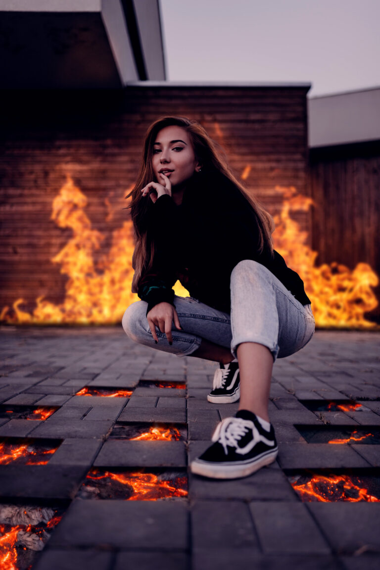 Retouche Photo faite par MP Designer Web - Femme accroupie avec des flammes derrière elle et de la lave à ses pieds